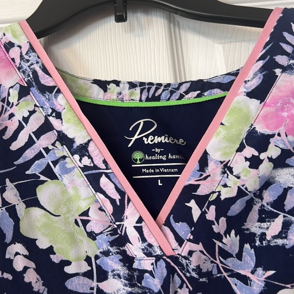 Healing Hands flower scrub top - Picture 3 of 5